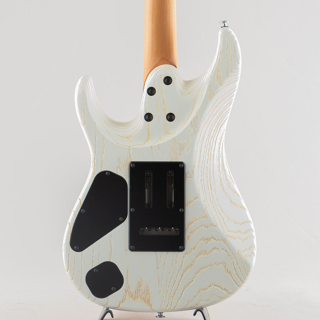 Ibanez AZ2402AR-CGW 的喷砂梣木纹理